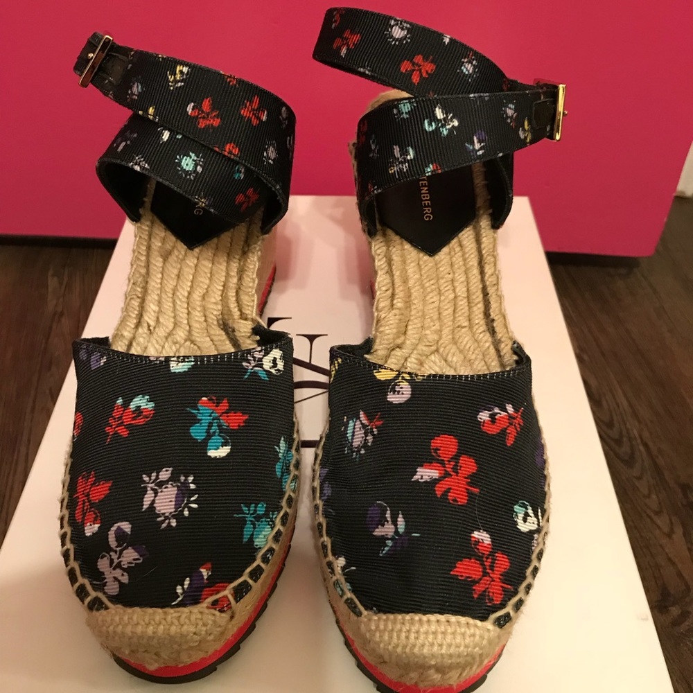 NIB Diane Von Furstenberg black floral wedges sz8